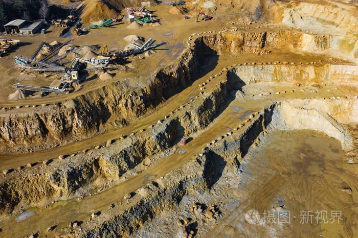 露天采矿采石场的鸟瞰与大量的机械工业场所视图从上面用无人机拍摄的